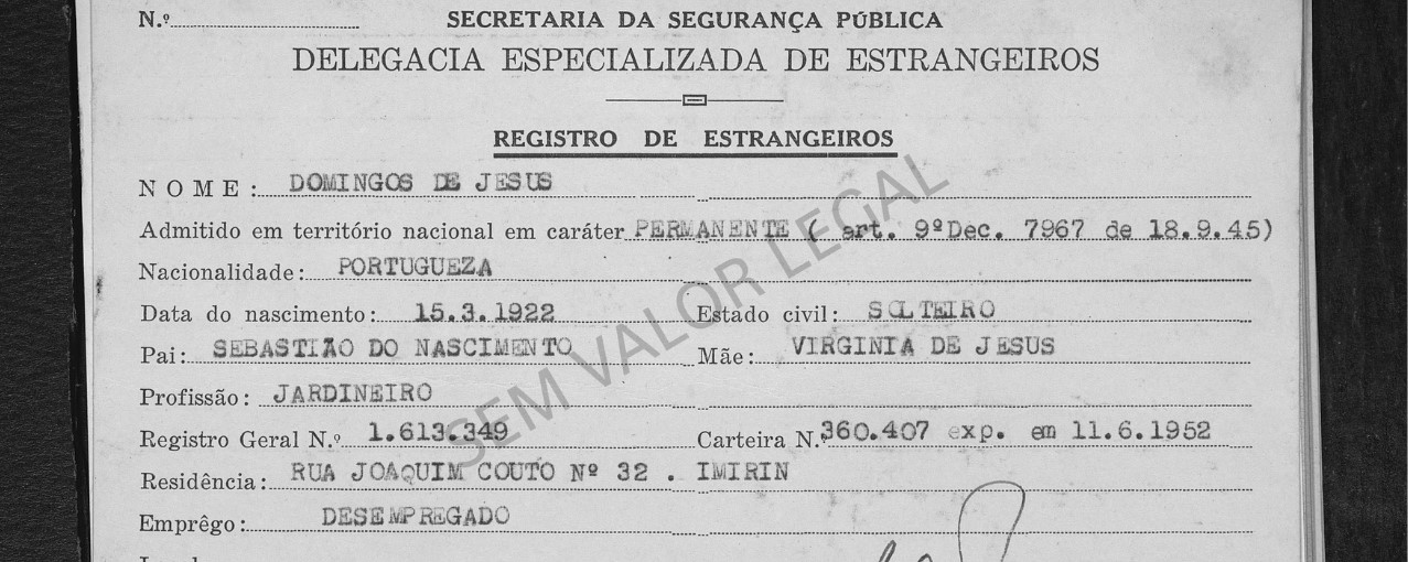 A imagem exibe um Registro Nacional de Estrangeiro (RNE), documento obrigatório para imigrantes a partir de 1938, no qual consta informações básicas do imigrante Domingos de Jesus.